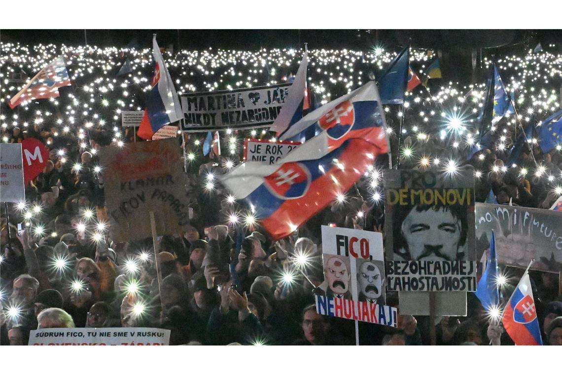 Slowakische Regierungsgegner erinnern an Journalistenmord Eine Hauptforderung der Demonstranten war der Rücktritt von Ministerpräsident Fico.
