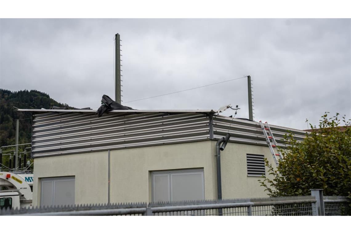 Eine heftige Sturmböe riss das Metalldach eines Vorbaus ab, das anschließend in die Transformatorenanlage stürzte und für einen großflächigen Stromausfall in Freiburg sorgte.