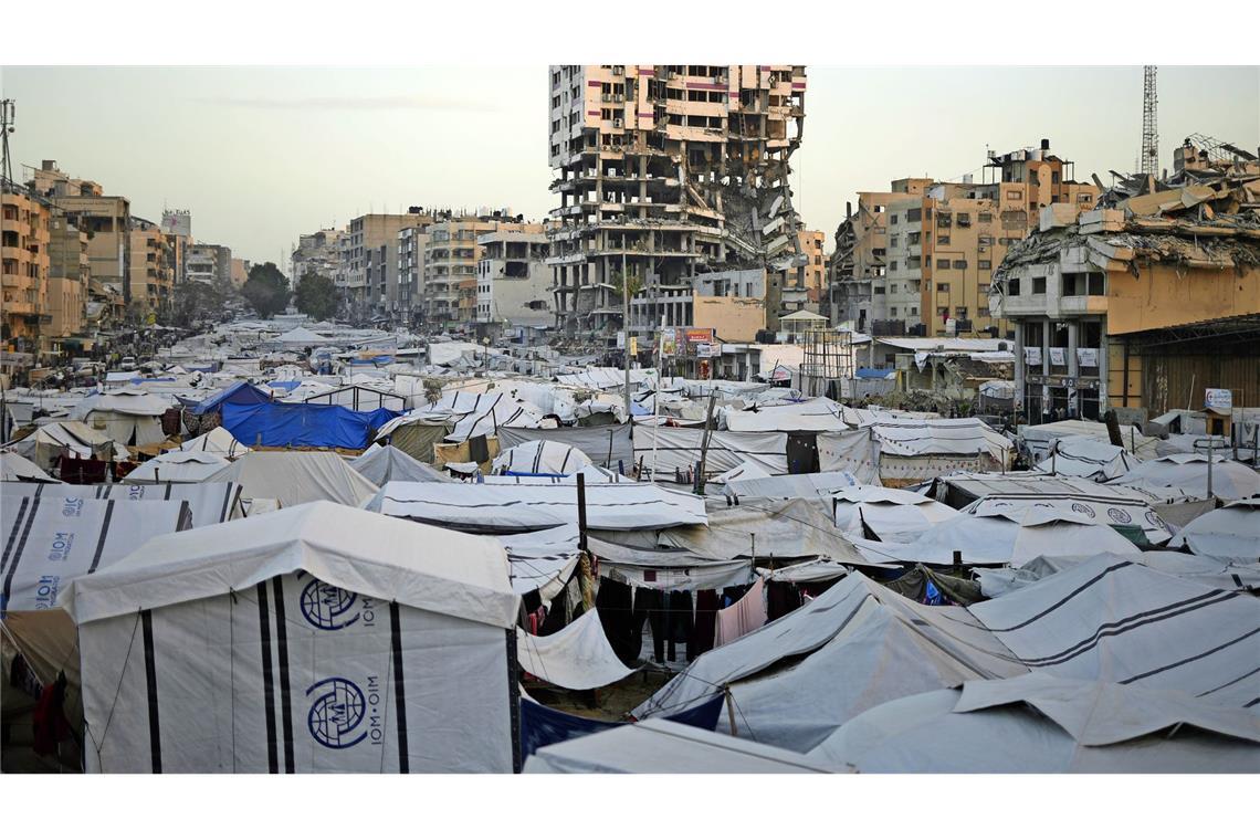 Eine im Gazastreifen vertriebene Palästinenserin zeigt etliche ihrer während des Kriegs gemalten und gezeichneten Bilder in ihrem Zelt in der Stadt Gaza (Archivfoto).