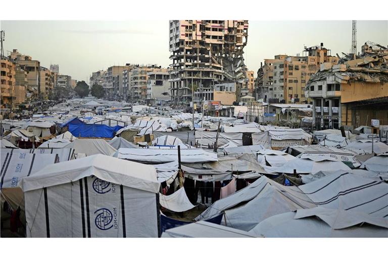 Eine im Gazastreifen vertriebene Palästinenserin zeigt etliche ihrer während des Kriegs gemalten und gezeichneten Bilder in ihrem Zelt in der Stadt Gaza (Archivfoto).