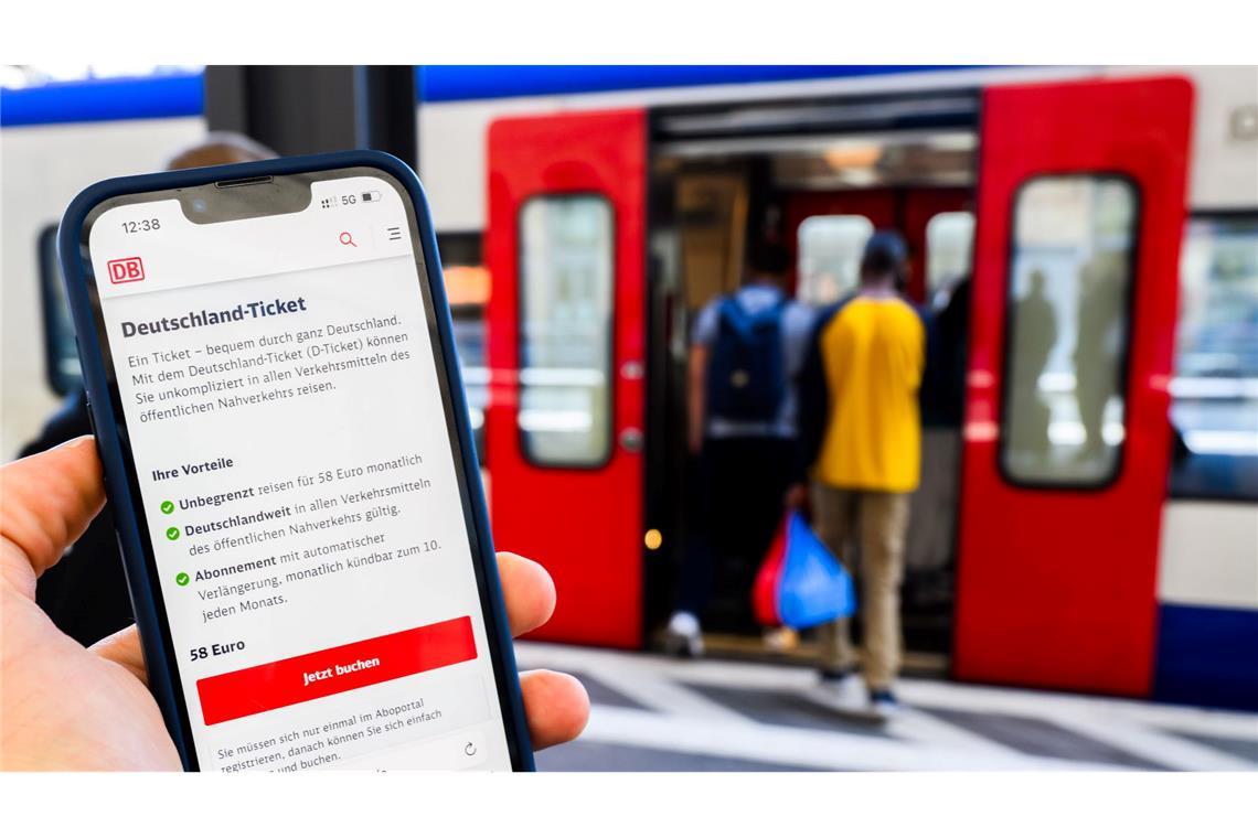 Beim Deutschlandticket droht erneut Unsicherheit Eine Information zum Kauf des Deutschlandtickets ist auf dem Display eines Smartphones am Hauptbahnhof Hannover zu sehen. (Illustration)