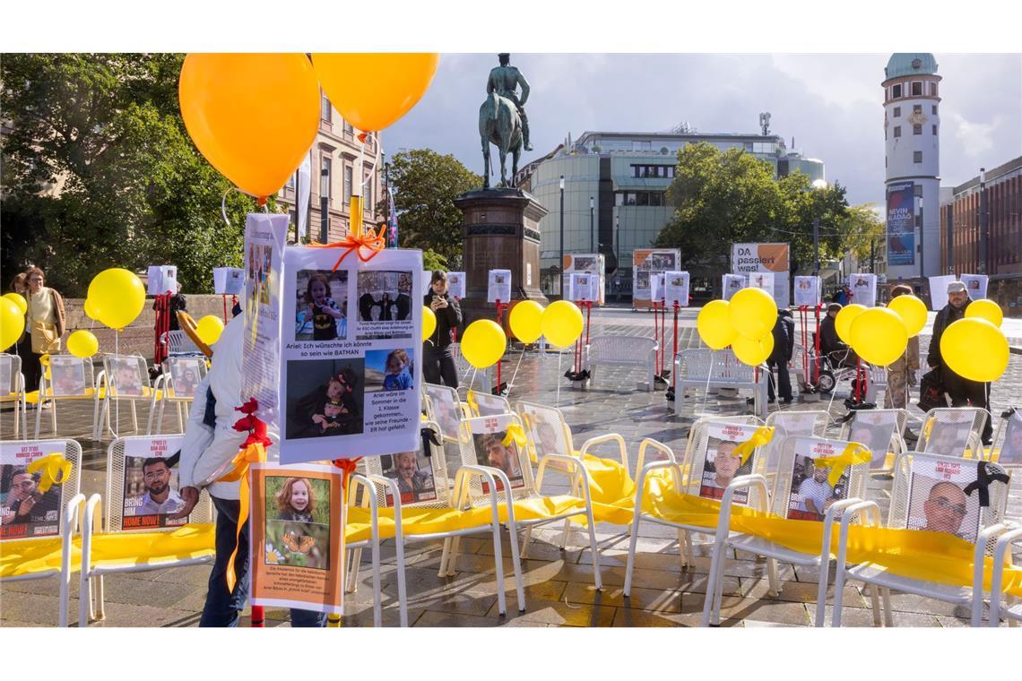 Bilder des Tages Eine Installation ist in Darmstadt auf dem Friedensplatz zu sehen, zum Gedenken an den zweiten Jahrestag des Hamas-Angriffs in Israel.