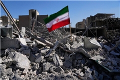 Eine iranische Flagge in den Ruinen einer Polizeistation.