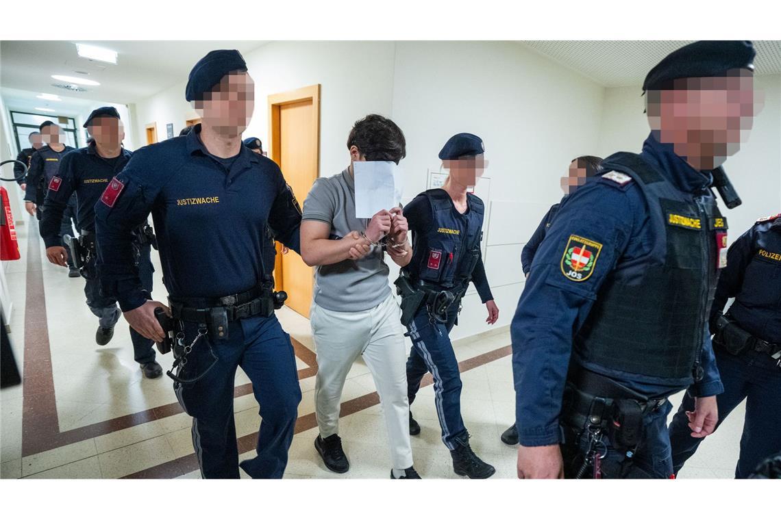 Teenager sollen Lehrerin missbraucht und erpresst haben Eine Jugendgruppe soll eine Lehrerin vergewaltigt haben - nun stehen die jungen Männer vor Gericht.