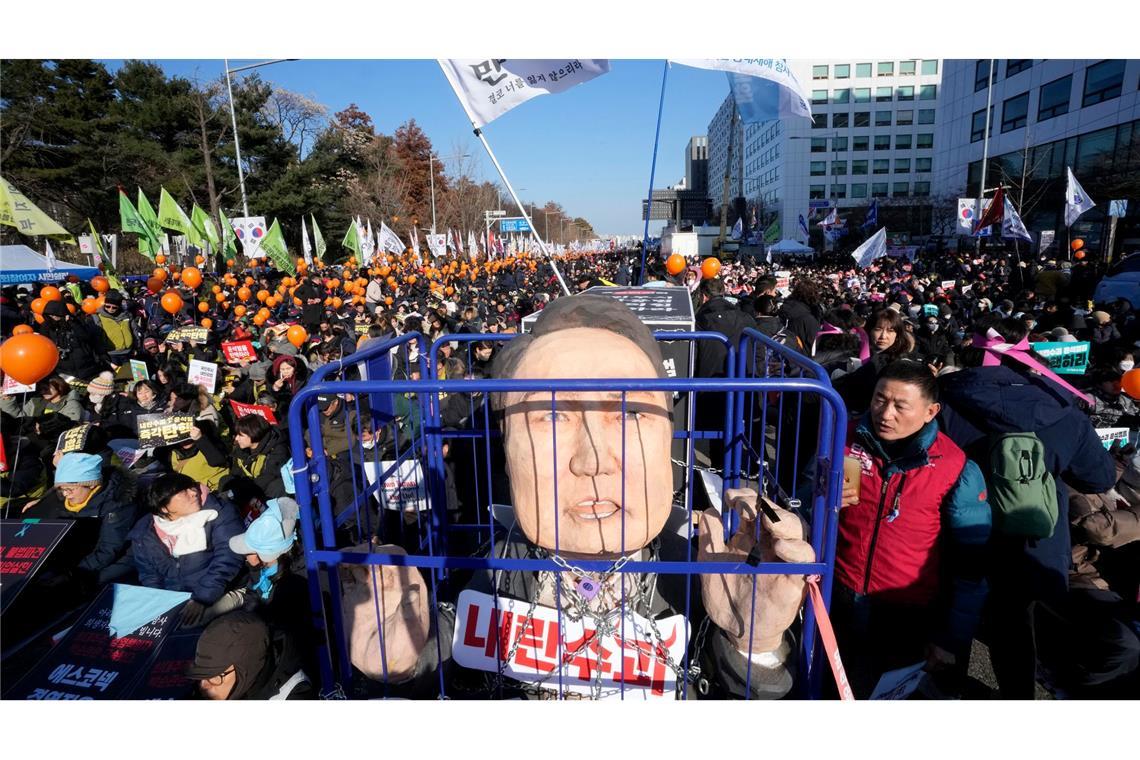 Südkoreas Parlament stimmt für Amtsenthebung des Präsidenten Eine Karikatur eines inhaftierten südkoreanischen Präsidenten Yoon Suk Yeol wird vor einer Kundgebung zur Forderung seiner Amtsenthebung vor der Nationalversammlung gezeigt. Ein zweiter Amtsenthebungsantrag gegen Yoon hat die benötigte Zweidrittelmehrheit in der Nationalversammlung erreicht.