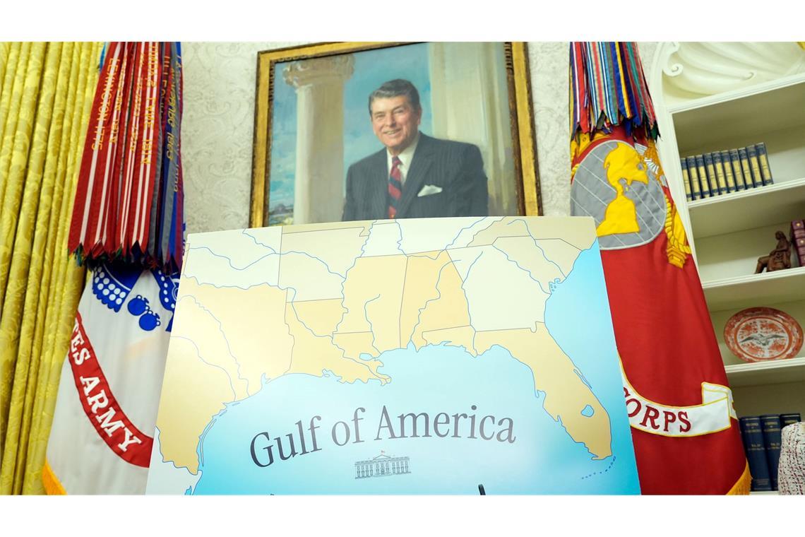 Bilder des Tages Eine Karte mit der Aufschrift "Gulf of America" ist im Oval Office im Weißen Haus aufgestellt.