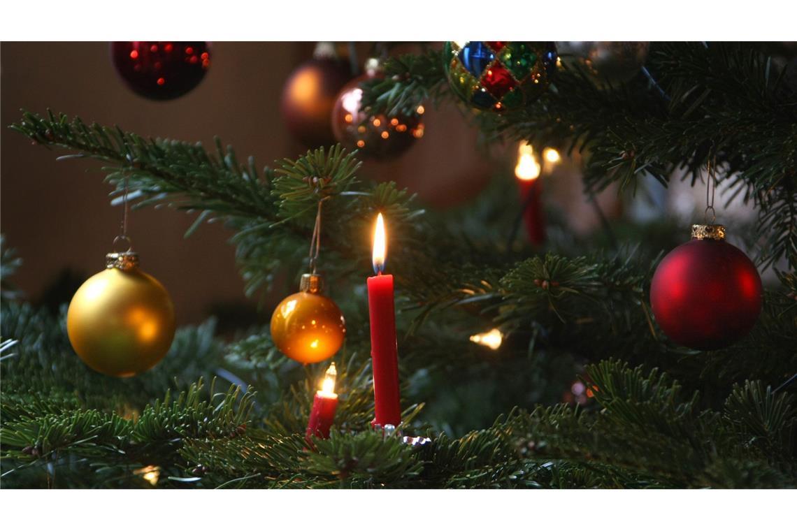 Kerze fällt um - Weihnachtsbaum und Wohnung brennen ab Eine Kerze war umgefallen und hatte den Weihnachtsbaum entzündet. (Symbolbild)