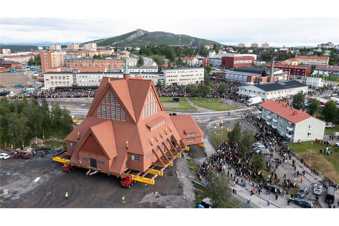 Bilder des Tages Eine Kirche auf Reisen: Im schwedischen Kiruna wird eines der bekanntesten Gebäude des Landes rund fünf Kilometer verschoben. Wegen des Ausbaus eines unterirdischen Eisenerzbergwerks muss ein ganzer Ort umziehen.