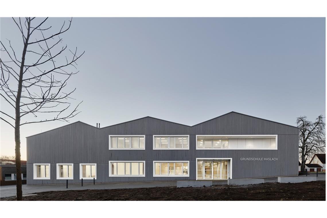 So sehen die besten Häuser in Stuttgart und im Land aus Eine Kita, eine Grundschule und in der Mitte ein Versammlungsraum fürs ganze Dorf, entworfen von Drei Architekten im Herrenberger Stadtteil Haslach. Die Giebeldachform des holzverkleideten Baus unterstützt die Gliederung der Nutzungen, nimmt zugleich die Wohnbebauung in der Umgebung auf.