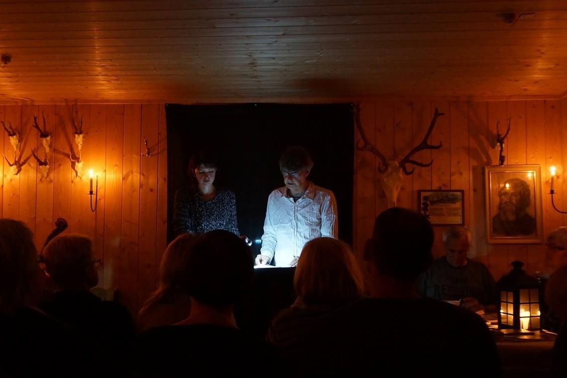 Geschichten vom Bösen im Menschen Eine kleine Hütte im Wald, gediegenes Licht und gruselige Geschichten: Die Nachtlesungen mit Tia und Alfred Berger in der Köhlerhütte waren immer gut besucht, nach Corona sollen diese auch wieder stattfinden können. Foto: privat
