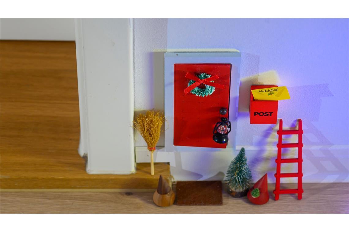Trendiger Weihnachtszauber für Kinder: Die Wichteltür Eine kleine Tür, ein Briefkasten, Besen, Laterne, Türmatte und eine kleine Leiter - im Handel gibt es inzwischen für Wichtelbeginner kleine Basic-Sets.