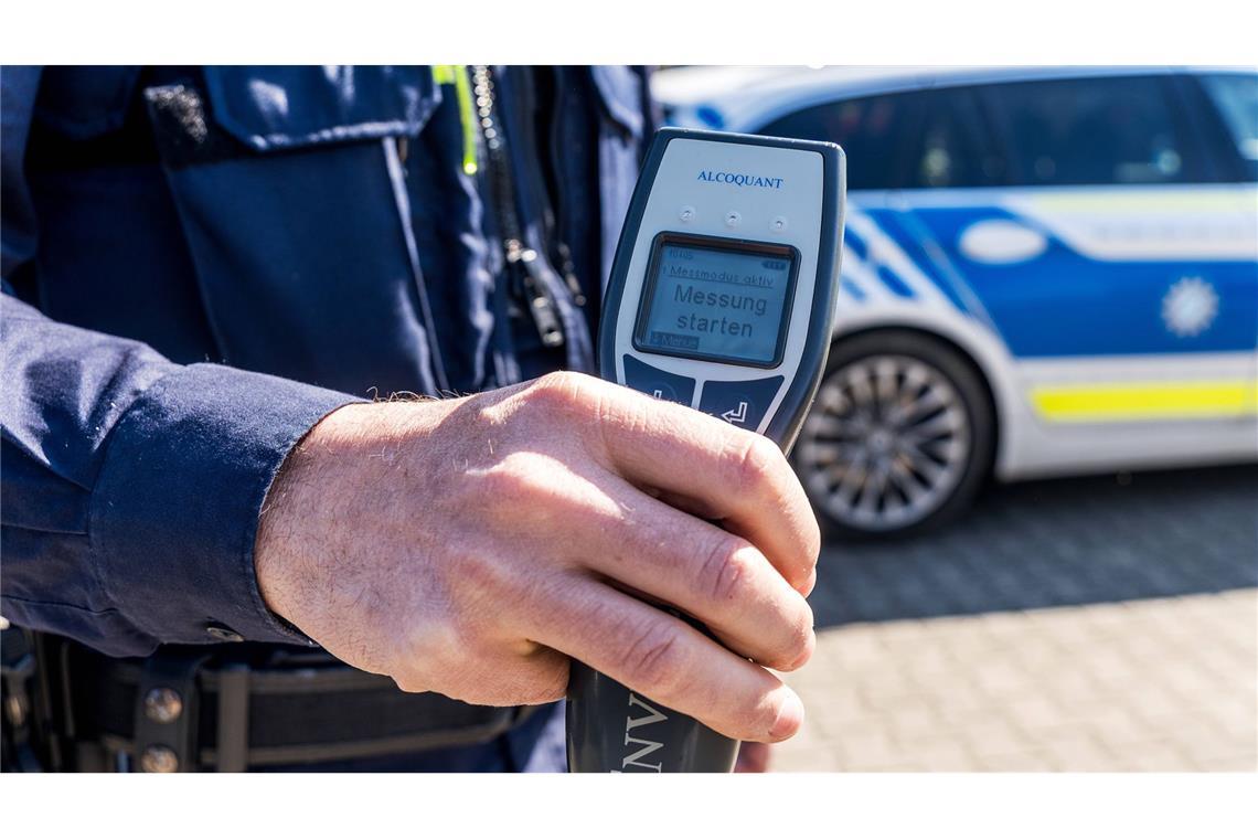 Eine Kontrolle ergab bei dem Autofahrer einen Blutalkoholwert von mehr als zwei Promille (Symbolbild).