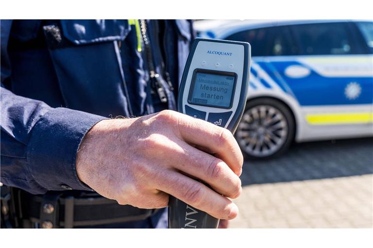 Eine Kontrolle ergab bei dem Autofahrer einen Blutalkoholwert von mehr als zwei Promille (Symbolbild).