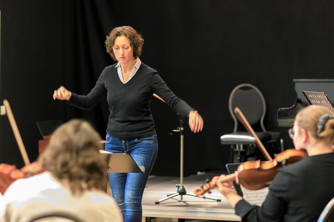 Das Orchester-plus-Projekt Eine konzentrierte Judith-Maria Matti bei der Probenarbeit.