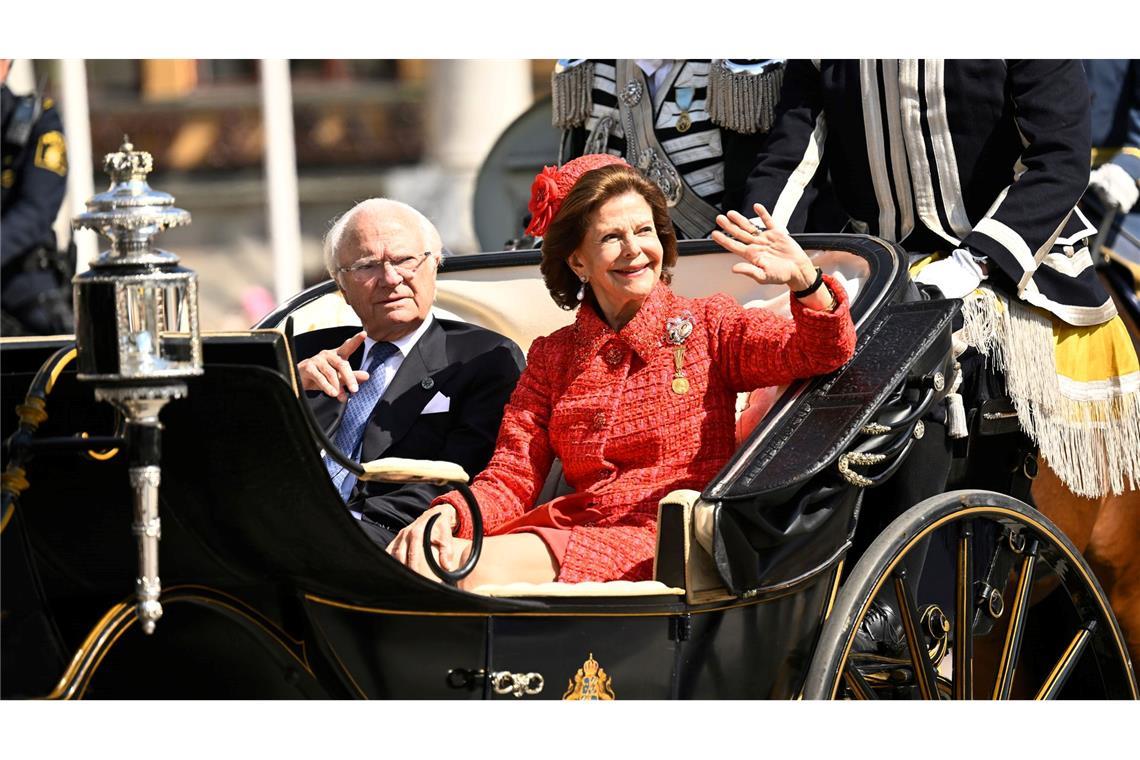 Eine Kutschfahrt darf bei einem royalen Jubiläum nicht fehlen. Drin: das Goldhochzeitspaar, König Carl XVI. Gustaf (links) und Königin Silvia (rechts).
