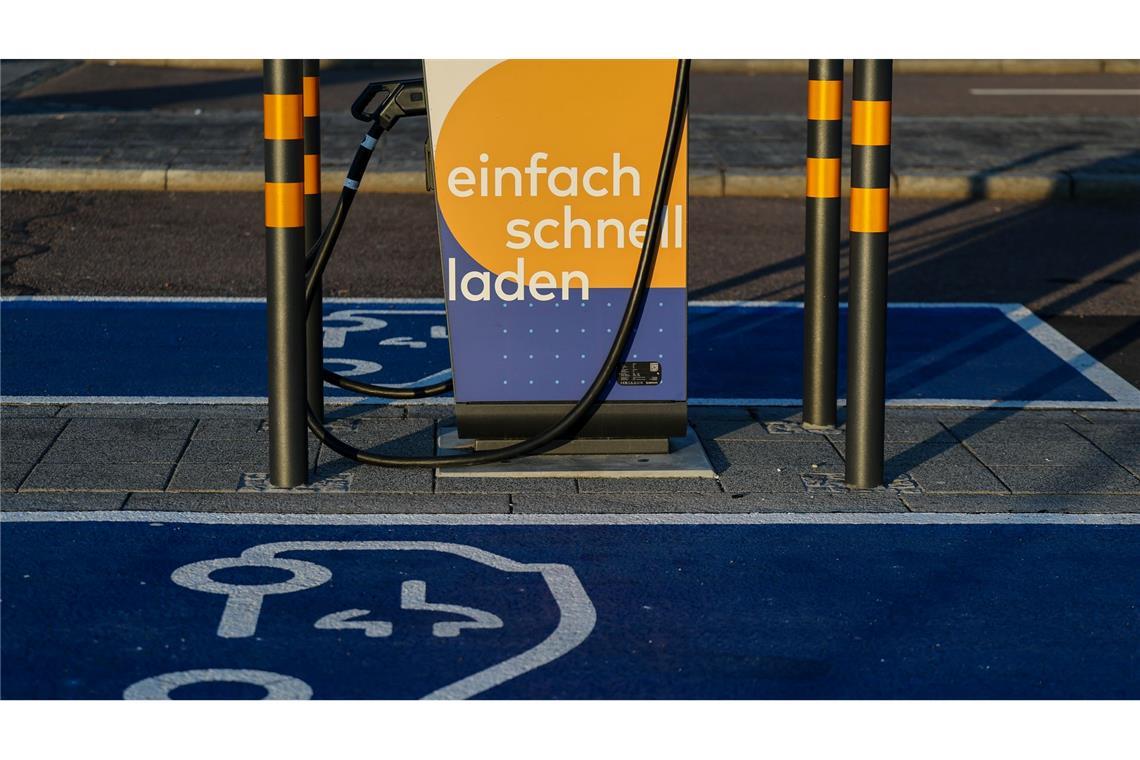 Eine Ladesäule am Flughafen Leipzig/Halle. Für Großstädter ohne eigenen Stellplatz ist das Laden eines E-Autos umständlicher und teurer als für Eigenheimbesitzer. (Symbolbild)