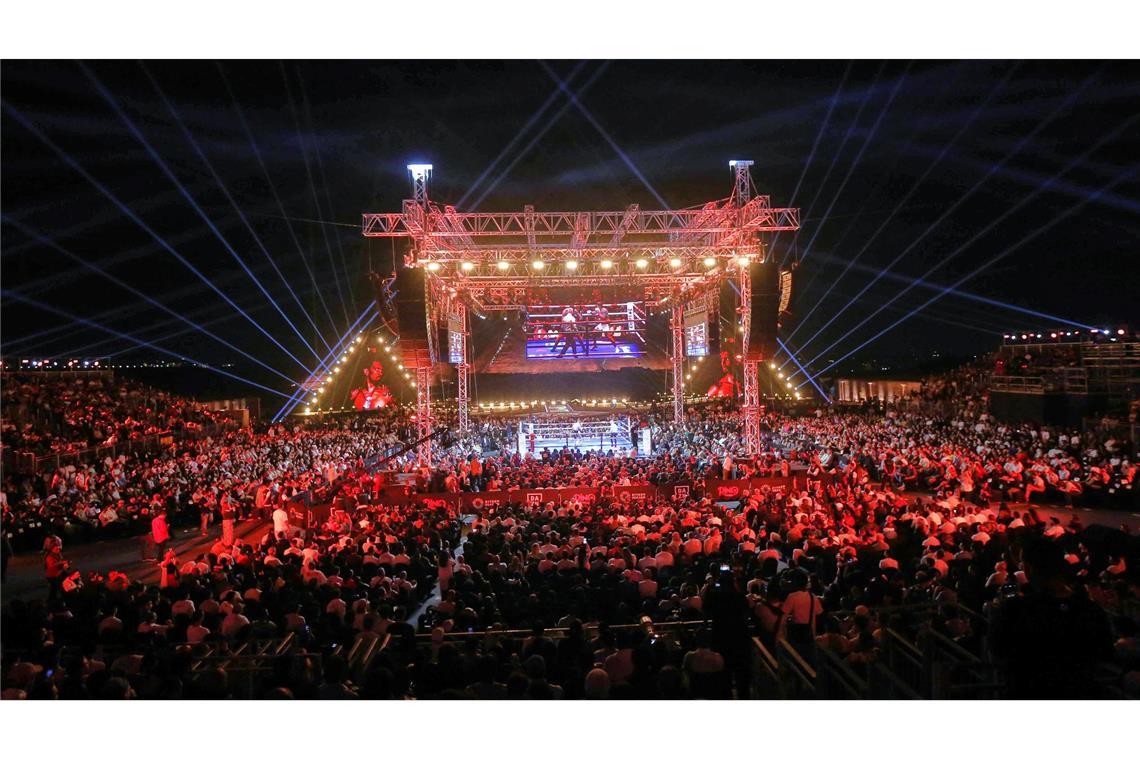 Eine Lasershow wird vor dem Boxkampf zwischen dem ukrainische Box-Star Oleksandr Usyk und Kickbox-Idol Rico Verhoeven vor den Pyramiden von Gizeh gezeigt.