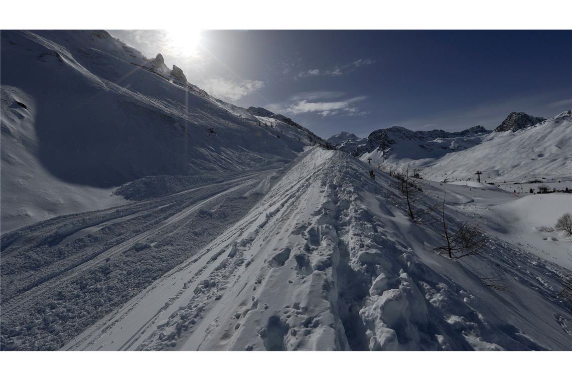 Eine Lawine hat in den französischen Alpen zwei Skifahrer in den Tod gerissen (Archivbild).