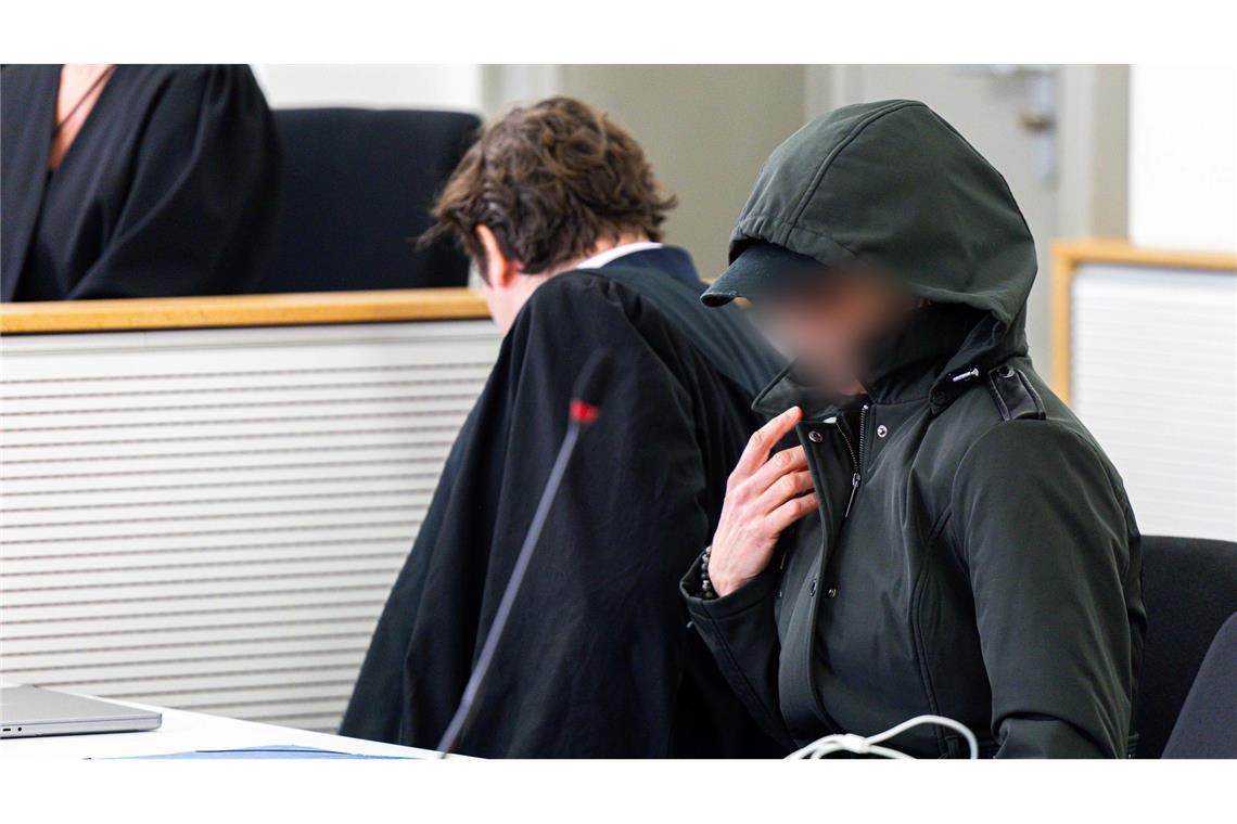 Eine Lehrerin aus Niedersachsen steht wegen des Vorwurfs des sexuellen Missbrauchs von Kindern vor Gericht.