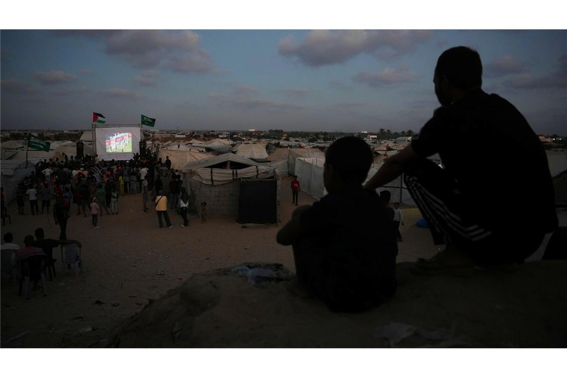 Eine Leinwand mitten im Gazastreifen: Palästinenser verfolgen die Live-Übertragung des Fußball-WM-Spiels zwischen Spanien und Saudi-Arabien.