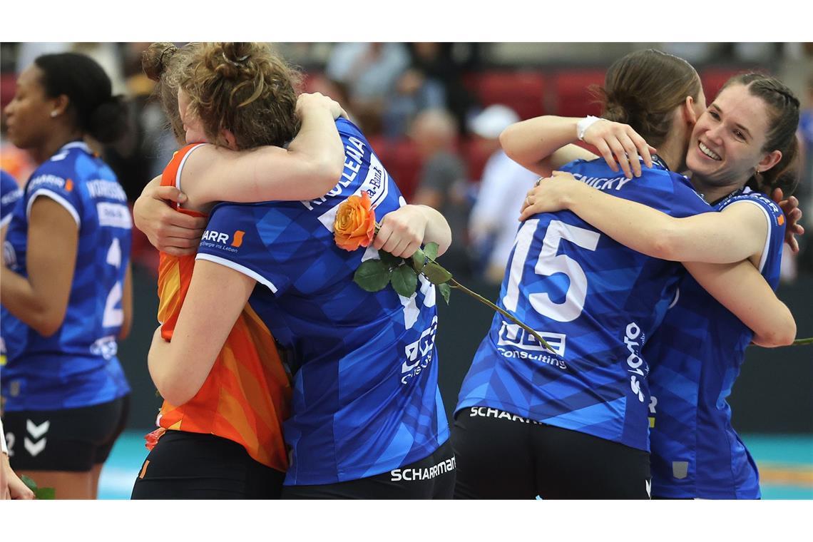 Die emotionalen Bilder eines traurigen Volleyball-Abends Eine letzte Umarmung
