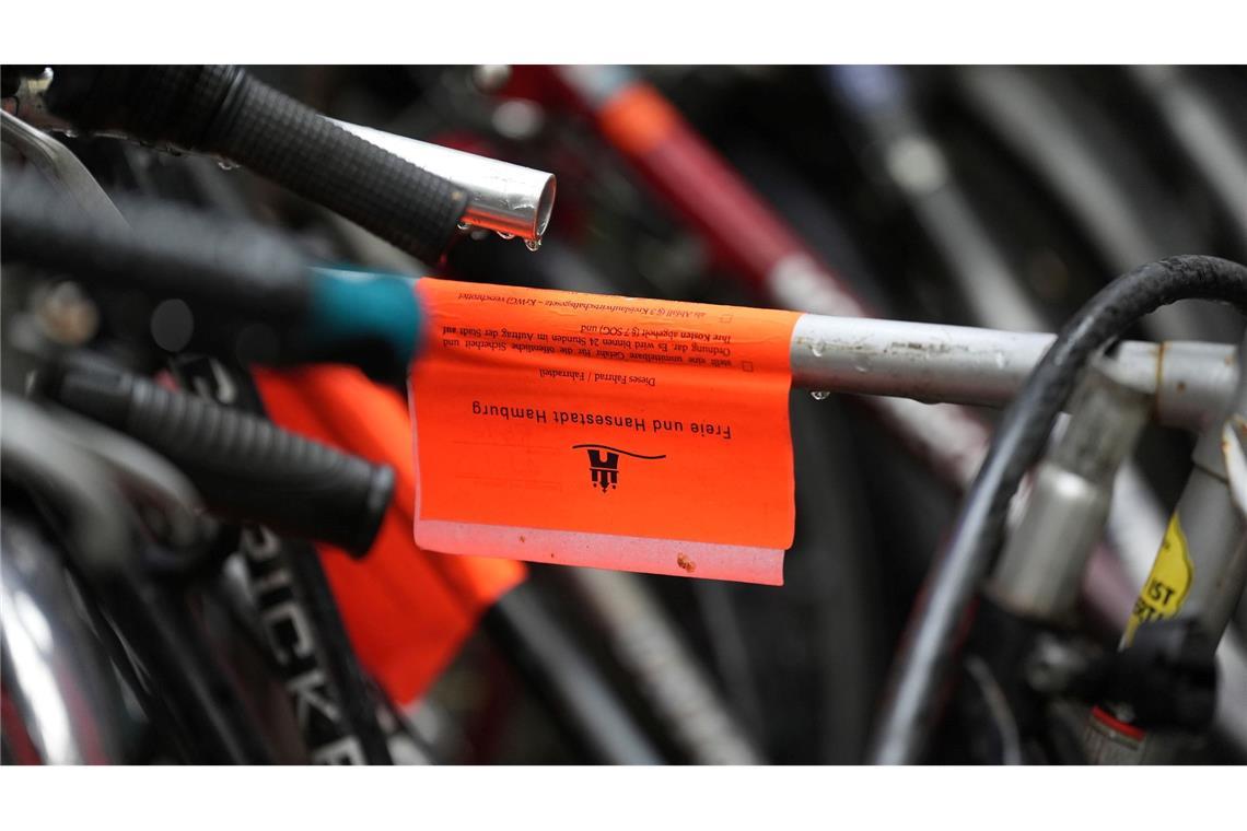 Städte verzeichnen mehr "Fahrradleichen" und Schrottautos Eine letzte Warnung: Wer diese Markierung sieht, kann sein Rad noch entfernen. (Archivbild)