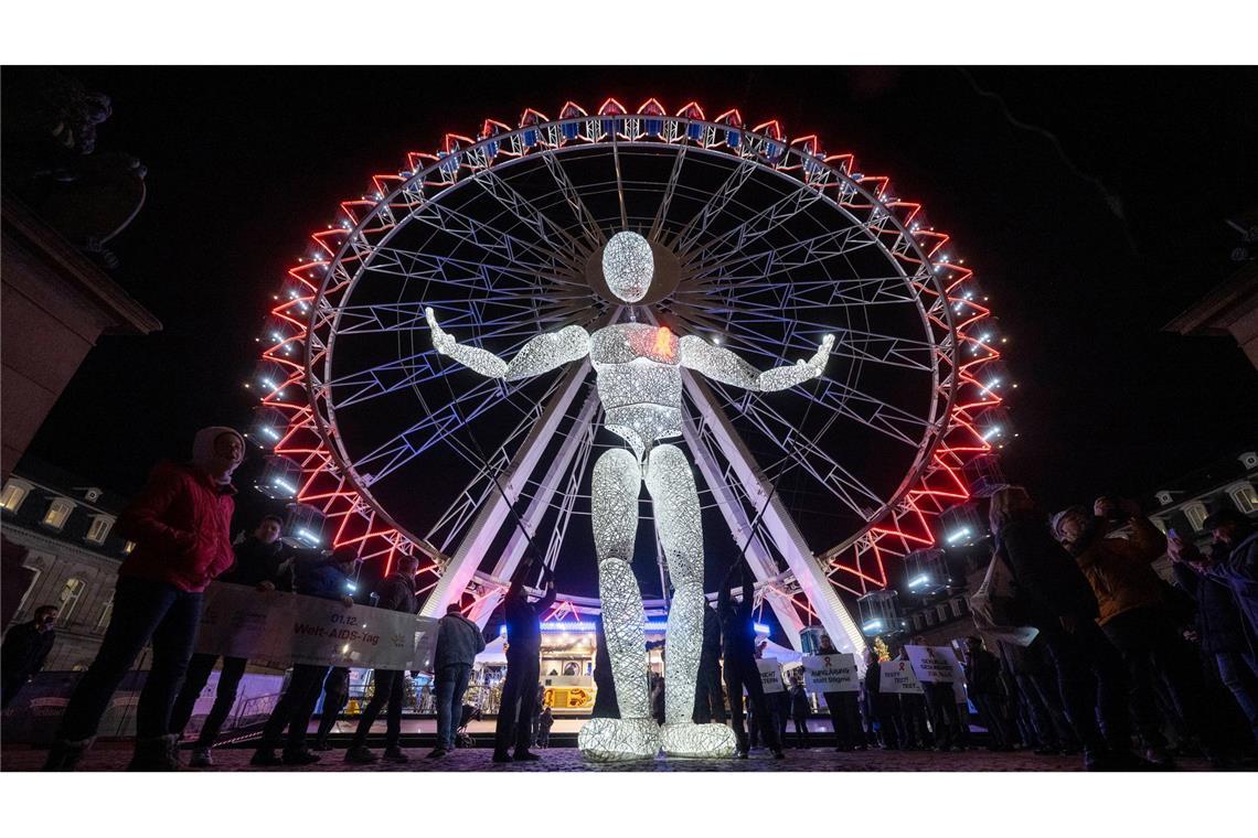 Eine Leuchtpuppe macht auf den Welt-Aids-Tag aufmerksam.