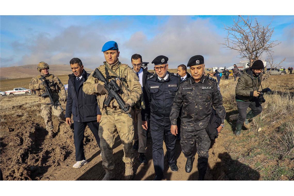 Eine libysche Militärdelegation trifft am Wrack des abgestürzten Geschäftsflugzeugs nahe Haymana bei Ankara ein. An Bord war Libyens Generalstabschef Muhammad Ali Ahmed al-Haddad.