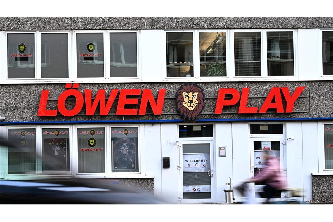 Eine Löwen-Spielothek in Düsseldorf. Verlockend sieht das nicht aus - darf es aber auch nicht, so schreibt es das Gesetz vor.