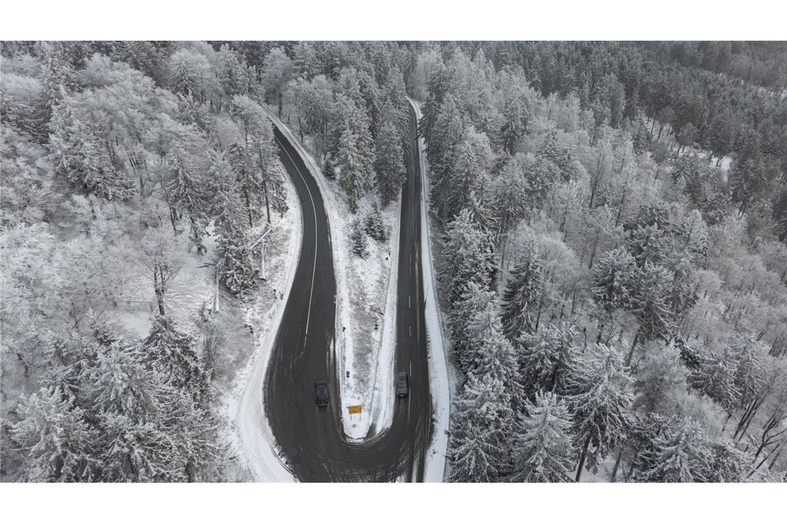 Bilder des Tages Eine Luftaufnahme mit einer Drohne zeigt Schnee auf den Bäumen des Feldberg im Taunus.