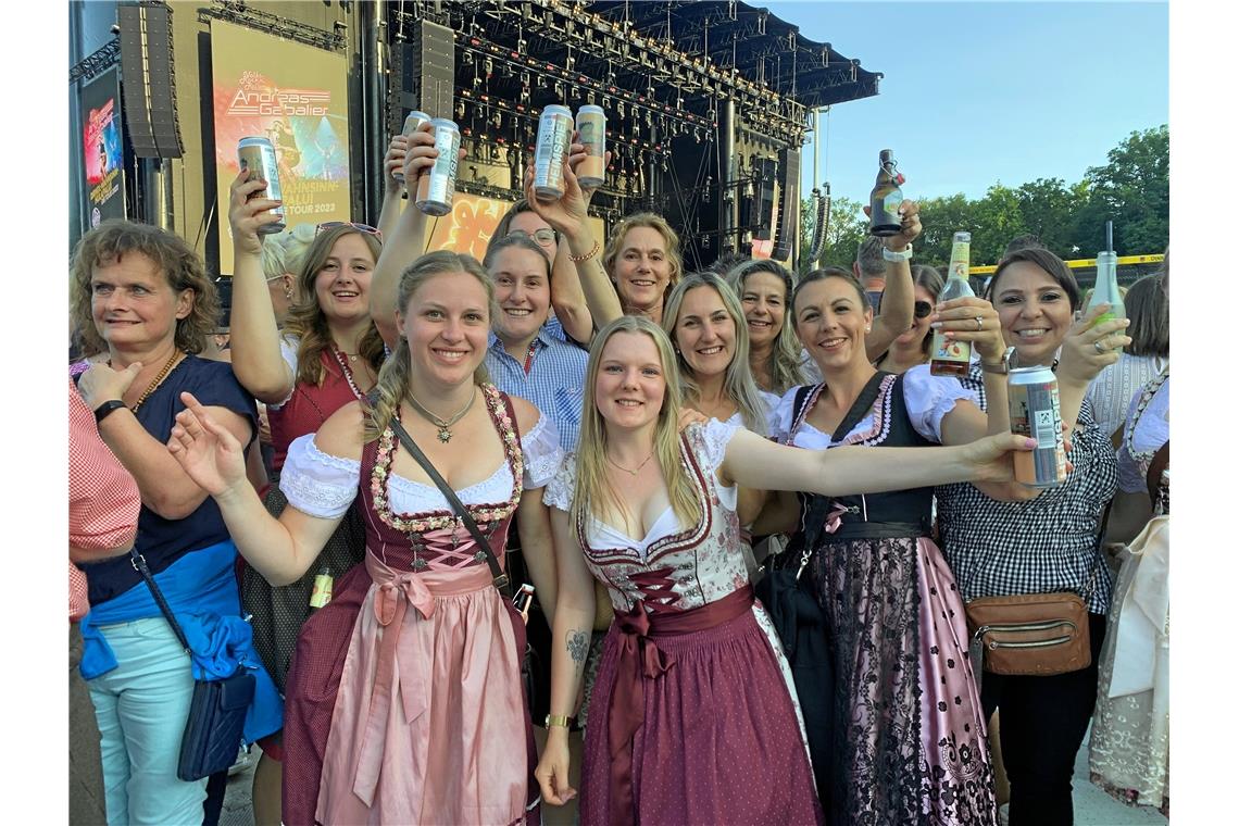 Eine lustige Gruppe, die sich unglaublich freut, dass Andreas Gabalier direkt be...