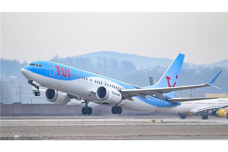Eine Maschine der Fluggesellschaft Tui beim Start auf dem Flughafen Stuttgart