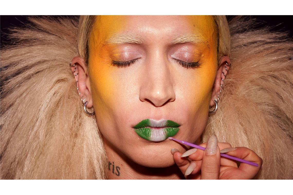 Bilder des Tages Eine Maskenbildnerin arbeitet hinter der Bühne vor dem Beginn der Modenschau von Agatha Ruiz de la Prada während der Fashion Week in Madrid an einem Model.