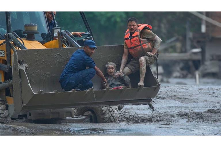 Eine massive Sturzflut in Nepal hat einigen Menschen das Leben gekostet.