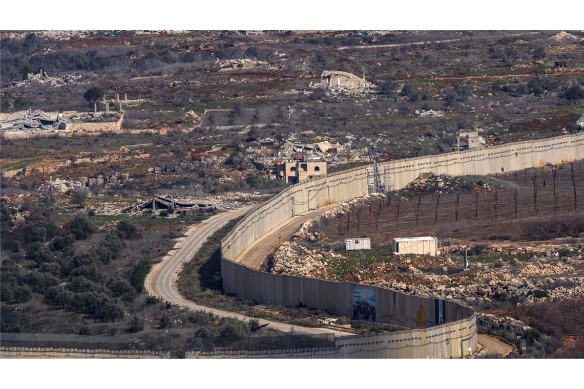 Eine Mauer markiert die israelisch-libanesische Grenze in der Nähe des Dorfes Odaisseh im Südlibanon. Israelische Bodentruppen sollen im Grenzgebiet vorgerückt sein (Archivfoto).