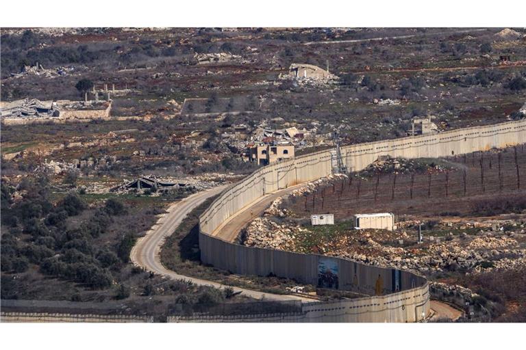 Eine Mauer markiert die israelisch-libanesische Grenze in der Nähe des Dorfes Odaisseh im Südlibanon. Israelische Bodentruppen sollen im Grenzgebiet vorgerückt sein (Archivfoto).