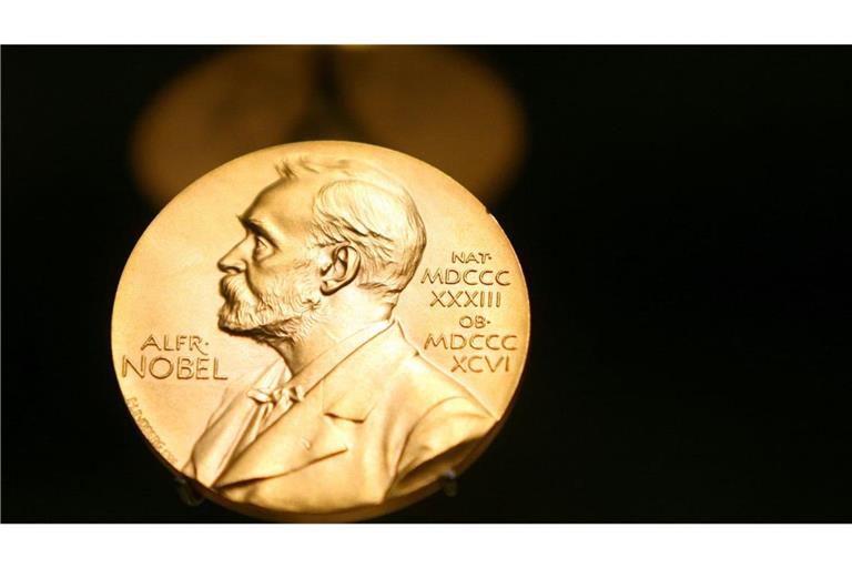 Eine Medaille mit dem Konterfei von Alfred Nobel ist im Nobel Museum zu sehen. (zu dpa: «Medizin-Nobelpreis geht an zwei Deutsche»)