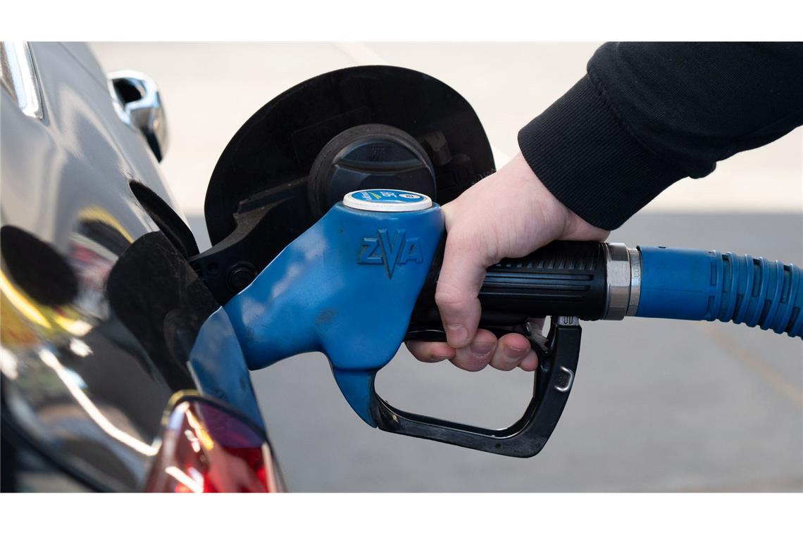 Eine Mehrheit rechnet nicht mit Preissenkungen beim Tanken. (Archivbild)