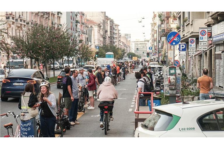 Eine Menschenkette gegen zugeparkte Radwege in Mailand.