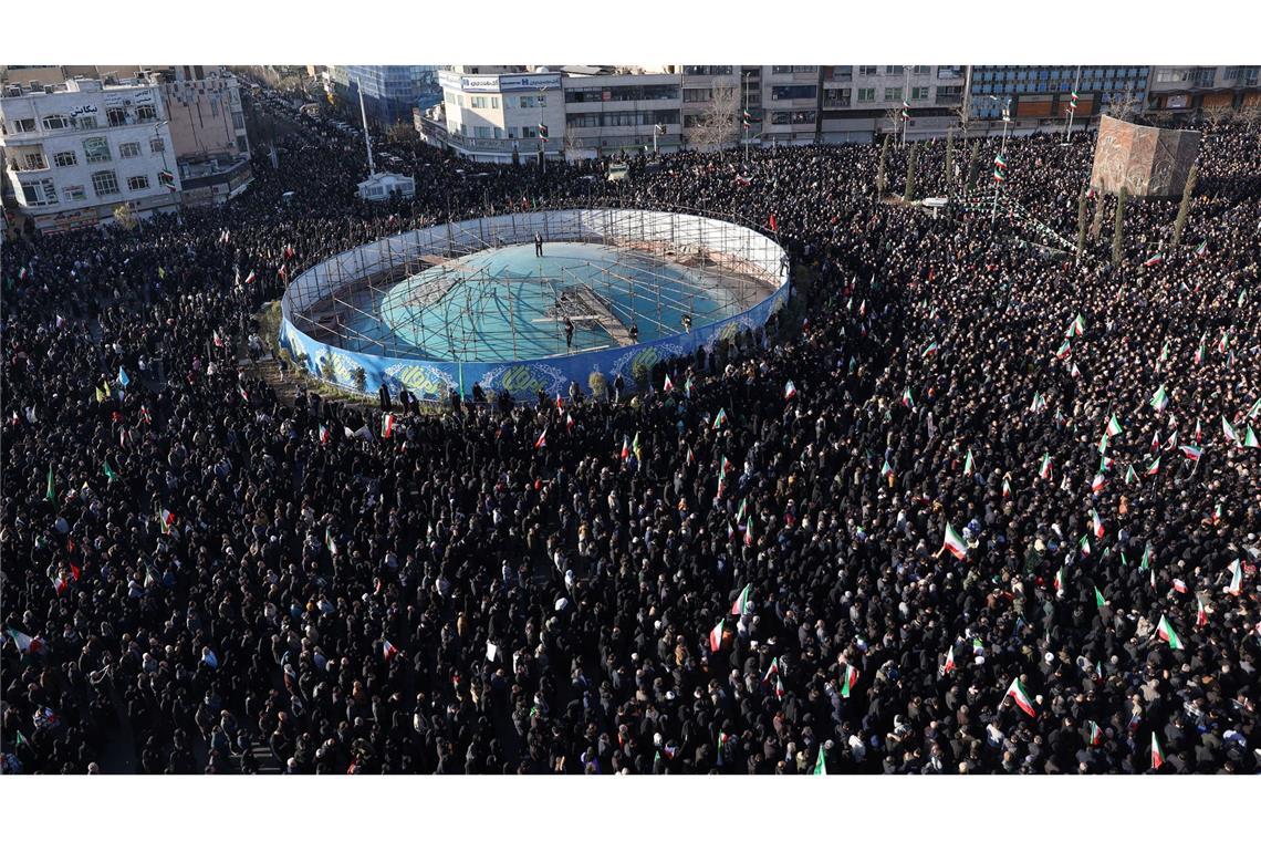 Eine Menschenmenge trauert in Teheran nach dem Tod von Ajatollah Ali Chamenei durch die Angriffe der USA und Israels.
