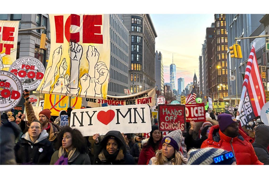 Eine Menschenmenge von Anti-ICE-Demonstranten demonstriert in New York.