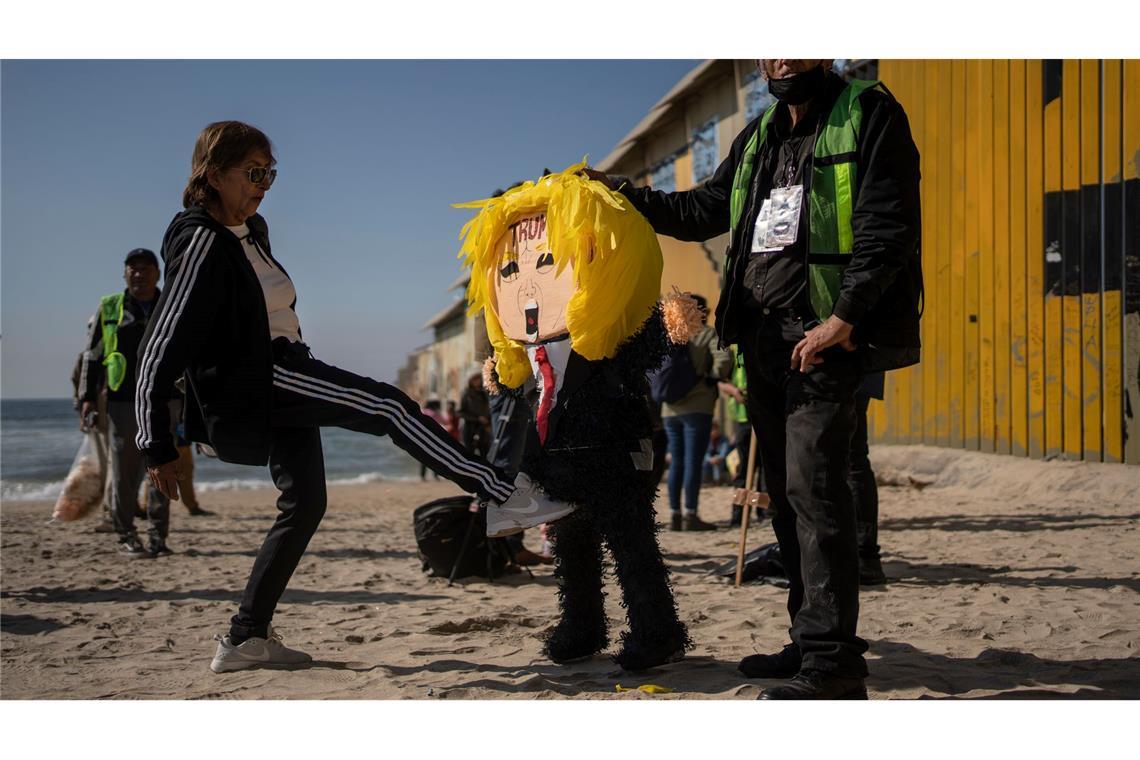 Bilder des Tages Eine mexikanische Frau tritt eine Piñata von Donald Trump.