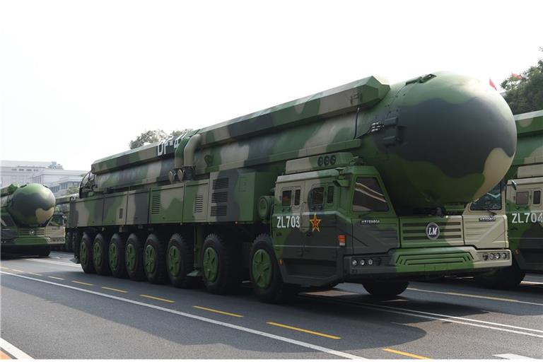 Eine Militärparade mit einer Interkontinentalrakete von Typ Dong Feng 41 findet zum 70. Jahrestag der Gründung der Volksrepublik China am 1. Oktober 2019 in Peking statt. (Archivbild)