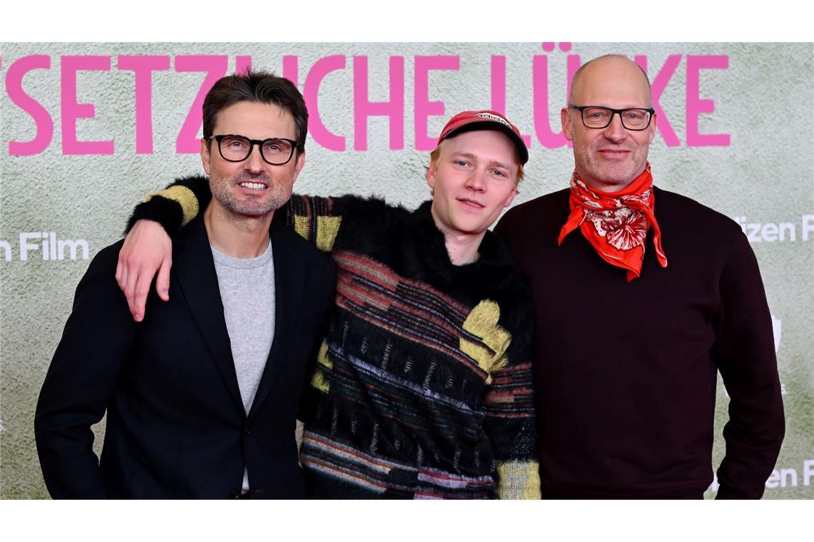 Eine Million Menschen haben die Tragikomödie mit Bruno Alexander (M) mittlerweile gesehen, die Simon Verhoeven (l) inszeniert hat nach einem Roman von Joachim Meyerhoff (r). (Archivbild)