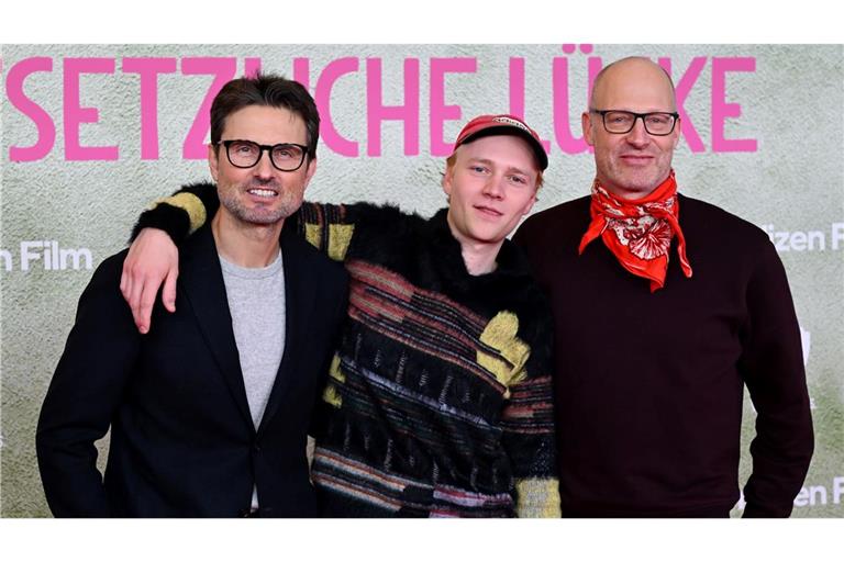 Eine Million Menschen haben die Tragikomödie mit Bruno Alexander (M) mittlerweile gesehen, die Simon Verhoeven (l) inszeniert hat nach einem Roman von Joachim Meyerhoff (r). (Archivbild)