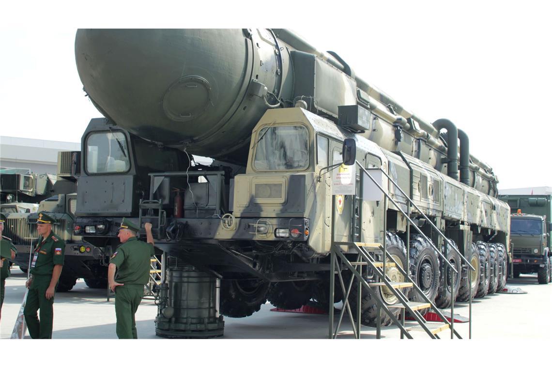 Eine mit Atomsprengköpfen bestückbare Interkontinentalrakete wird auf einer Rüstungsmesse in Moskau präsentiert. (Archivbild)