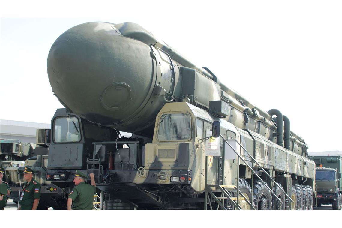 Wladimir Putin setzt neue Regeln für Atomwaffen in Kraft Eine mit Nuklearsprengköpfen bestückbare Interkontinentalrakete vom Typ Topol wird auf einer Rüstungsmesse in Moskau präsentiert. (Archivbild)
