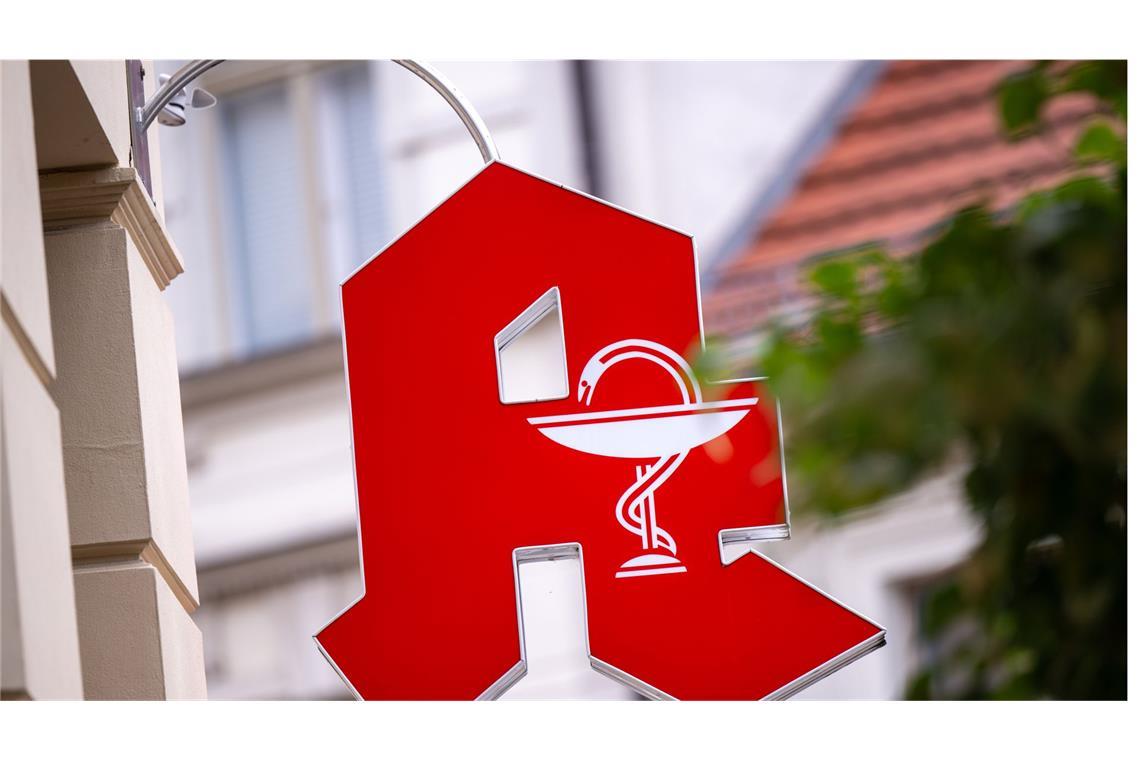 Eine Mitarbeiterin der Apotheke merkte, dass etwas nicht stimmte, und rief die Polizei (Symbolbild).