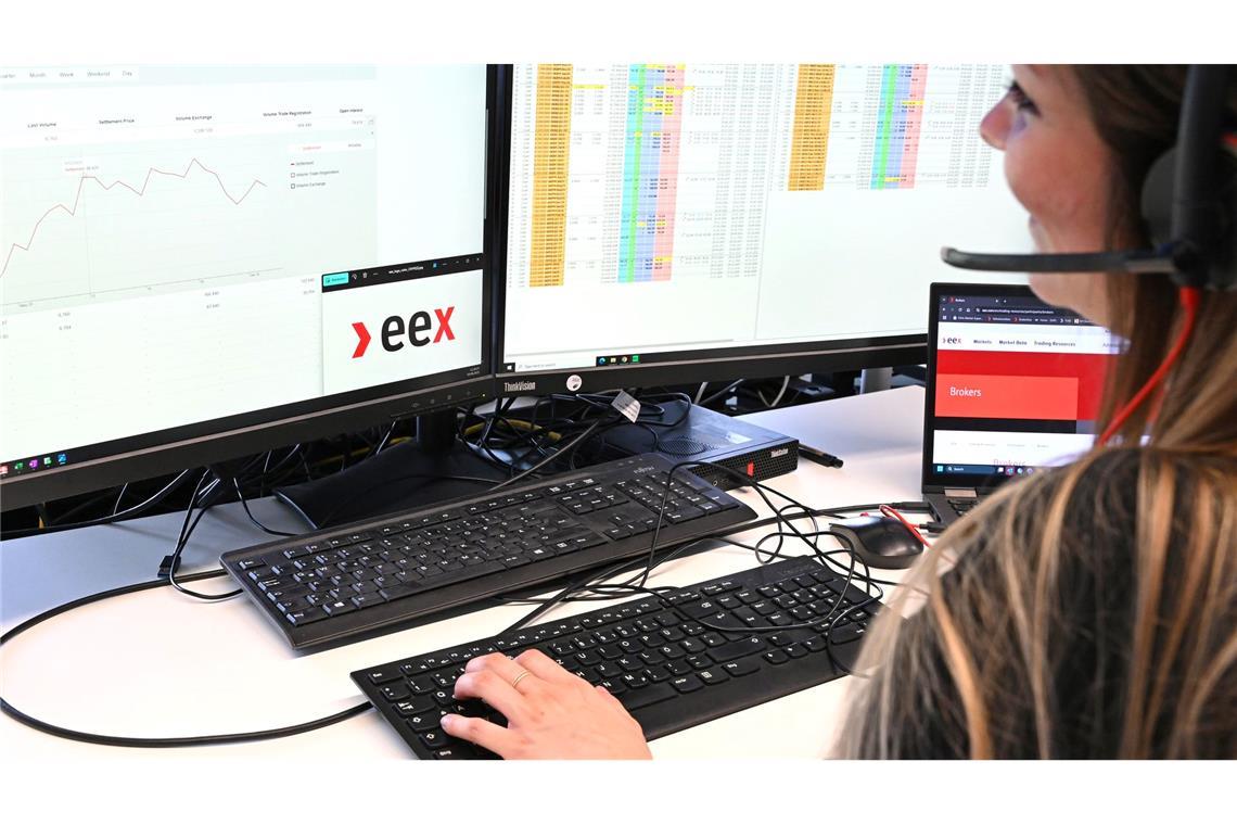 25 Jahre Strombörse - EEX nimmt Brasilien in den Blick Eine Mitarbeiterin der Energiebörse EEX hat in der Marktsteuerung das aktuelle Handelsgeschehen im Blick.