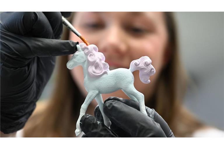 Eine Mitarbeiterin des Spielfigurenherstellers Schleich bemalt am Firmensitz in Schwäbisch Gmünd einen Prototypen einer neuen Figur.